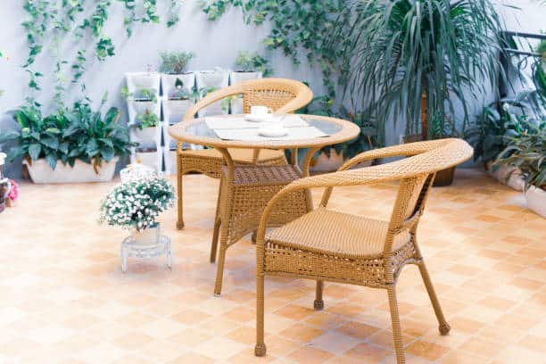 Terrasse avec mobilier en rotin et déco plantes artificielles